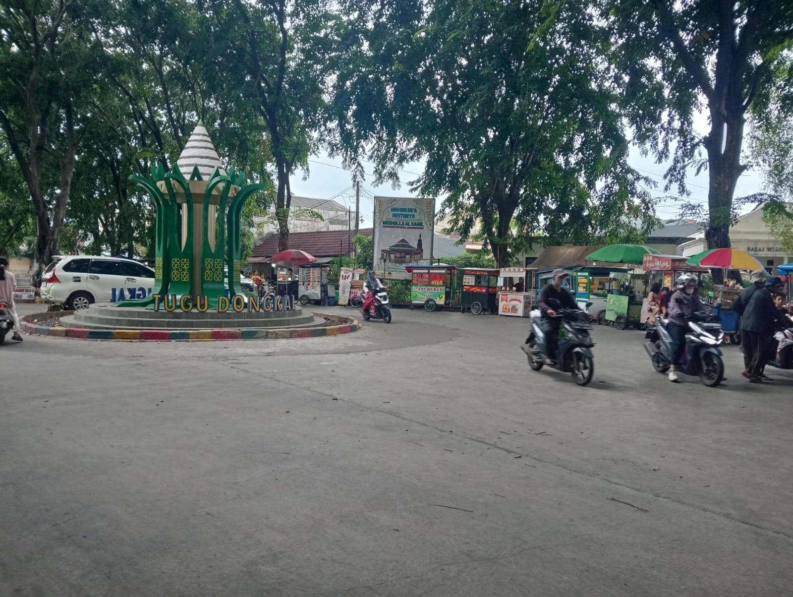Lahan fasum yang berubah menjadi area kuliner, dikelola oleh oknum ketua RT dan RW setempat. (Dok. LBJ)